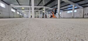 Pardoseala cu beton vechi, degradat, prafos