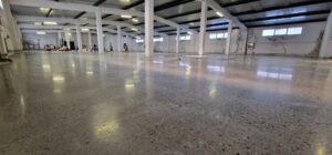 Beton lustruit in hala sau depozit