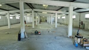 Pardoseala din beton situată intr-o hala, depozit