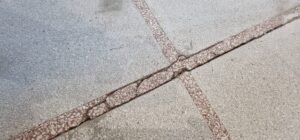 Fisuri si zone degradate in pardoseala